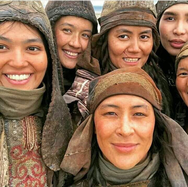 servetahiskali's tweet photo. Paylaşmaktan ar duyuyorum. Ama dayanamadım. Soldakiler gerçek Türk kadınları... Yakut Türkleri, saf ve temiz... Sağdakileri tanımıyom ben... https://t.co/T9niMLSDKR