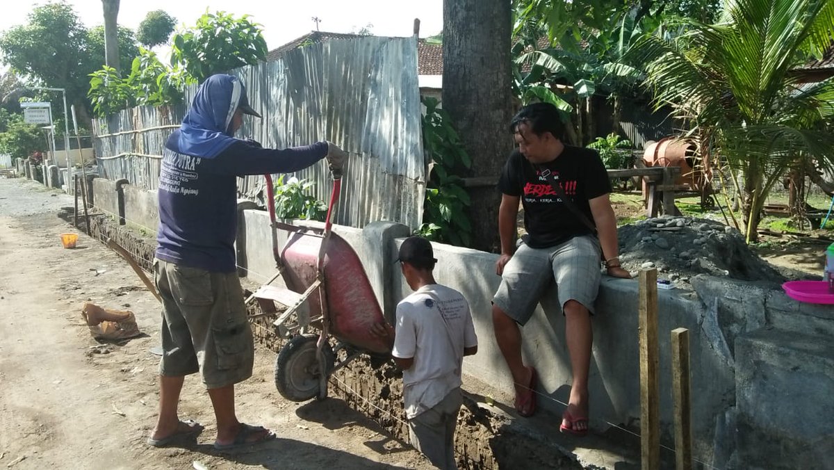 moedsfir's tweet photo. Pembangunan drainase selain mengurangi banjir jg memperdayakan warga kurang mampu.....
#JokowiMembangunDesa 
#TPPIjawa 
#TPPITulungagung 
@jokowi 
@EkoSandjojo 
@taufikmadjid71 
@anwsanusi
@fachribalado
@AndryDewantoAh1 https://t.co/vIHzDUYYTn