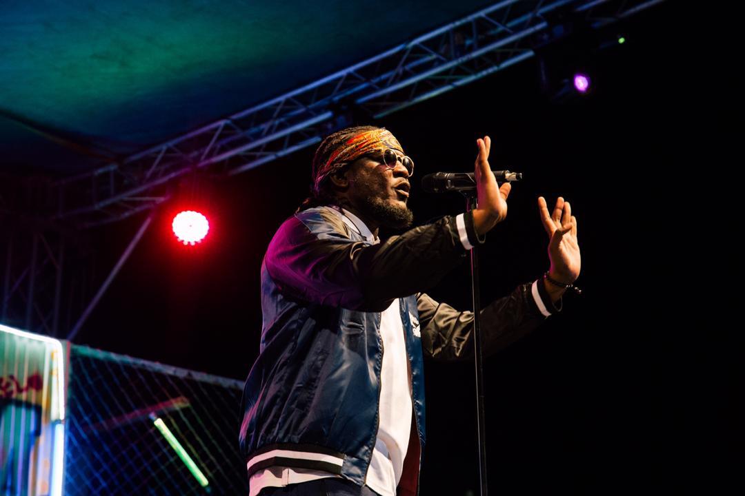 fidQuotez's tweet photo. Msodoki; #HIPHOP misingi kuifuata ni kutafuta njaa!?... 
Fid Q ; "Nishafeli Mara nyingi sijaiacha au KUKATA TAMAA/Nipokitaa na WAHUNI suti wanainukisha hii BANGI"
#HatunaKesi https://t.co/dqZrlfAZUA