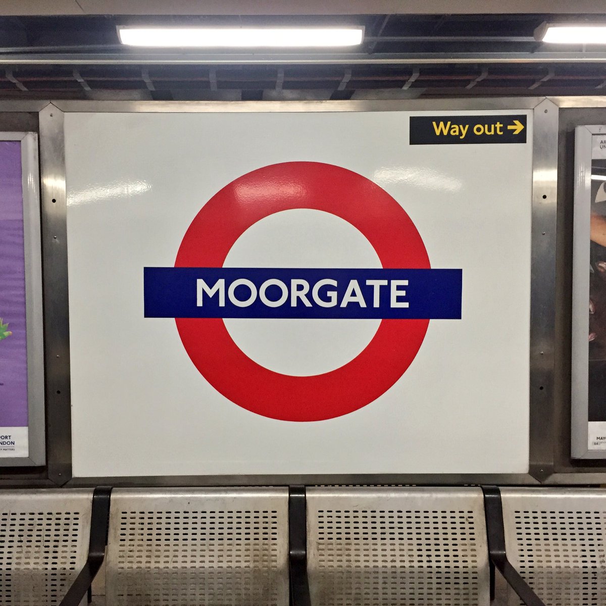 I have been asked an interesting question. Why does London’s Moorgate tube station have a mix of “traditional” bar-and-Circle roundels... and weird diamonds? Well... (1/6)