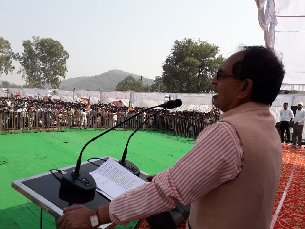 OfficeofSSC's tweet photo. श्री @ChouhanShivraj ने आज सीधी जिले की विधानसभा चुरहट सीट से @BJP4MP प्रत्याशी शरदेंदु तिवारी के समर्थन में आयोजित सभा को संबोधित किया। #MP4BJP https://t.co/sAgoHENzZP