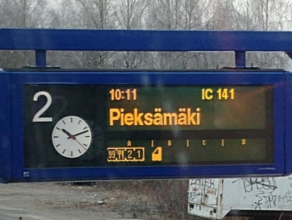 pasiptkn's tweet photo. Onhan se jännää kun oman junan kuvaus näyttää tältä: Veturi ajaa pakilla ja välistä puuttuu 95 vaunua 😂 #VRfun https://t.co/SsUsOmqSXz