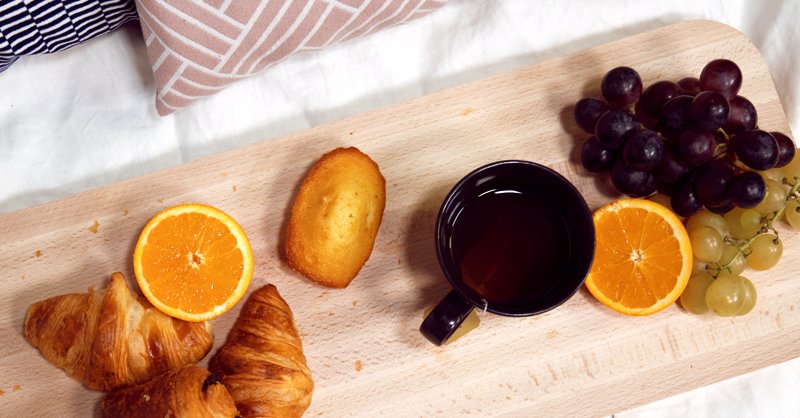 Qui dit week-end dit Petit Dej’ au lit ! C’est parti, demandez-nous avec #ibisOffreLePetitDej + votre ville et on vous livre demain matin ⤵️