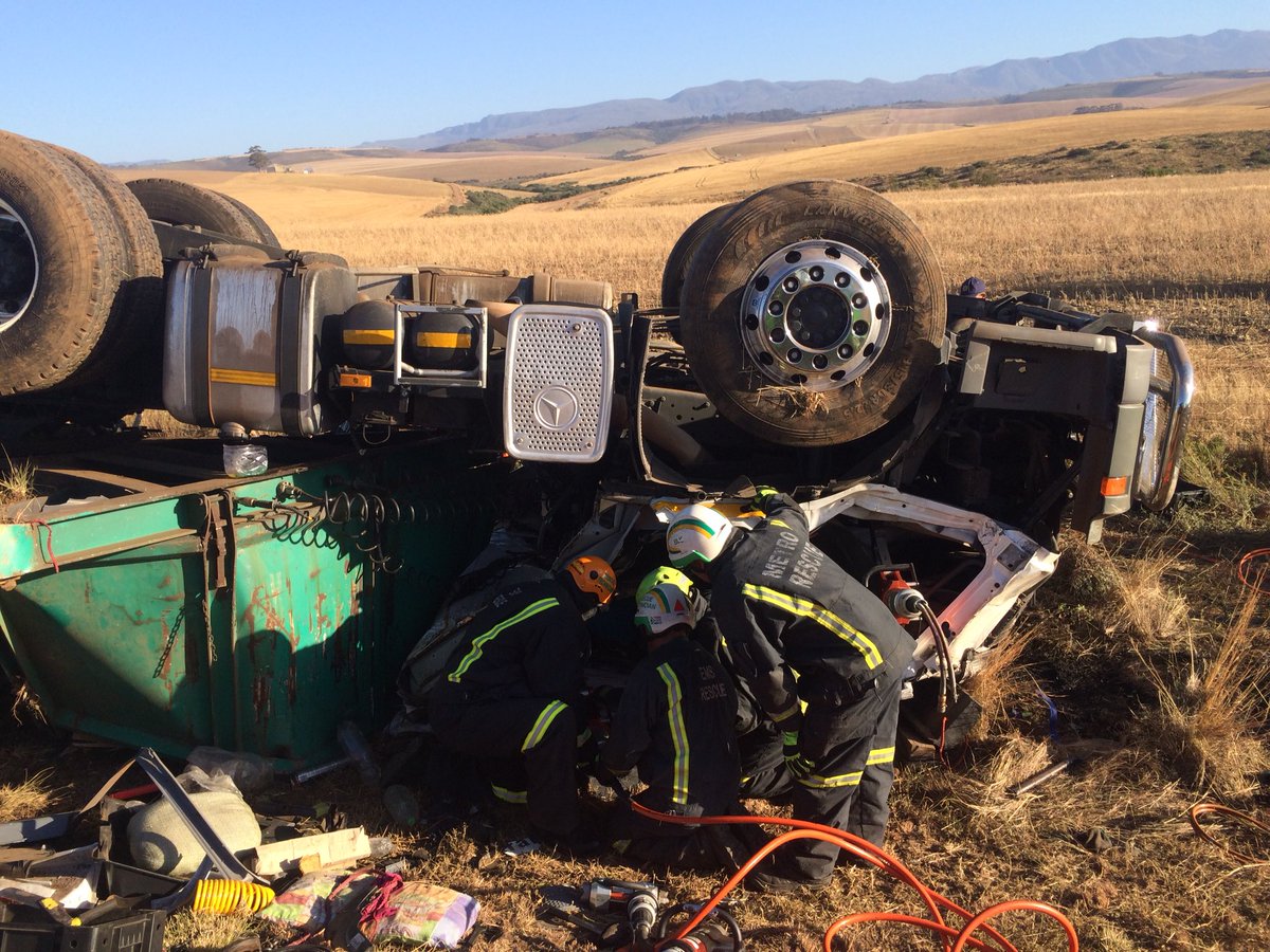 HeathGillot's tweet photo. #MercyWing2 crew launched for an MVA on the N2 near Heidleberg to provide critical patient care. Excellent work from Metro EMS Rescue. @WCHEMS @AIRMERCYSERVICE https://t.co/otRbw41Sue