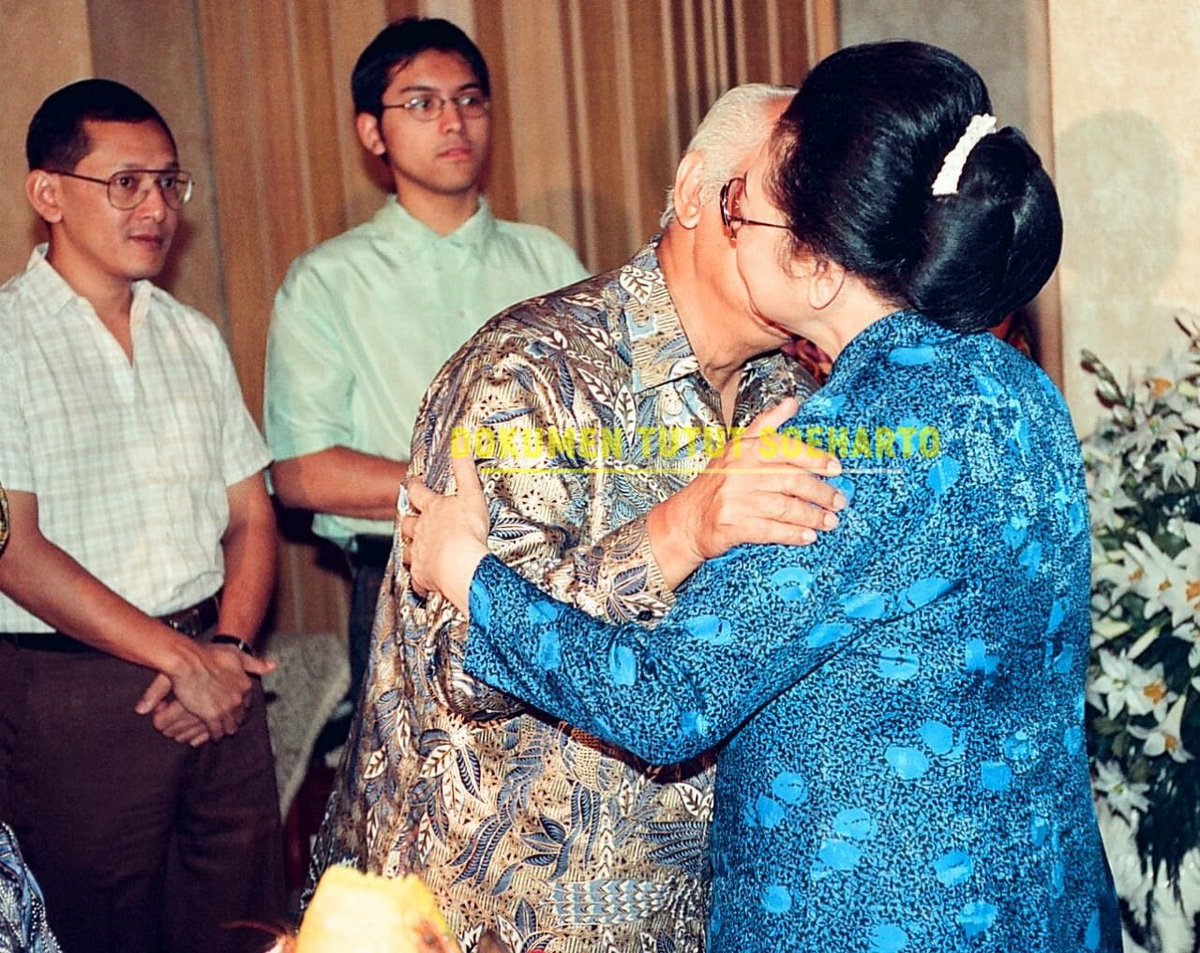 TututSoeharto49's tweet image. Foto ini ketika memperingati sembilan (9) windu Ibu (Ibu Tien) atau HUT yang ke sembilan windu.

Satu (1) windu adalah delapan (8) tahun dalam kalender Jawa. 

Jadi usia sembilan (9) windu adalah 9 x 8 = Usia 72 tahun dalam perhitungan kelender Jawa.