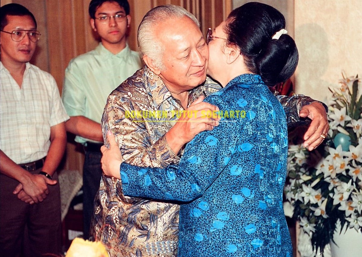 TututSoeharto49's tweet image. Foto ini ketika memperingati sembilan (9) windu Ibu (Ibu Tien) atau HUT yang ke sembilan windu.

Satu (1) windu adalah delapan (8) tahun dalam kalender Jawa. 

Jadi usia sembilan (9) windu adalah 9 x 8 = Usia 72 tahun dalam perhitungan kelender Jawa.