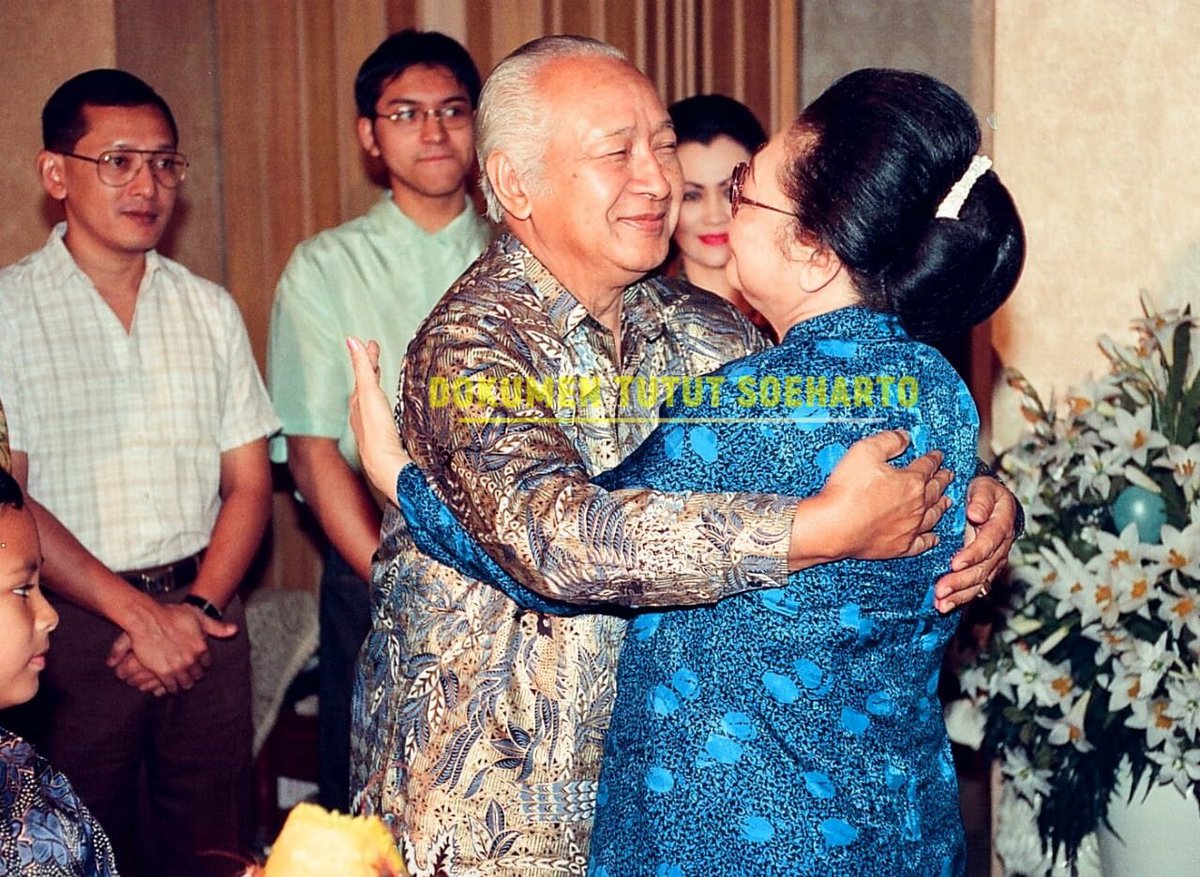 TututSoeharto49's tweet image. Foto ini ketika memperingati sembilan (9) windu Ibu (Ibu Tien) atau HUT yang ke sembilan windu.

Satu (1) windu adalah delapan (8) tahun dalam kalender Jawa. 

Jadi usia sembilan (9) windu adalah 9 x 8 = Usia 72 tahun dalam perhitungan kelender Jawa.