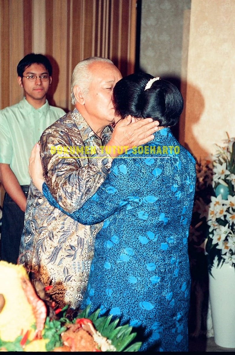 TututSoeharto49's tweet image. Foto ini ketika memperingati sembilan (9) windu Ibu (Ibu Tien) atau HUT yang ke sembilan windu.

Satu (1) windu adalah delapan (8) tahun dalam kalender Jawa. 

Jadi usia sembilan (9) windu adalah 9 x 8 = Usia 72 tahun dalam perhitungan kelender Jawa.