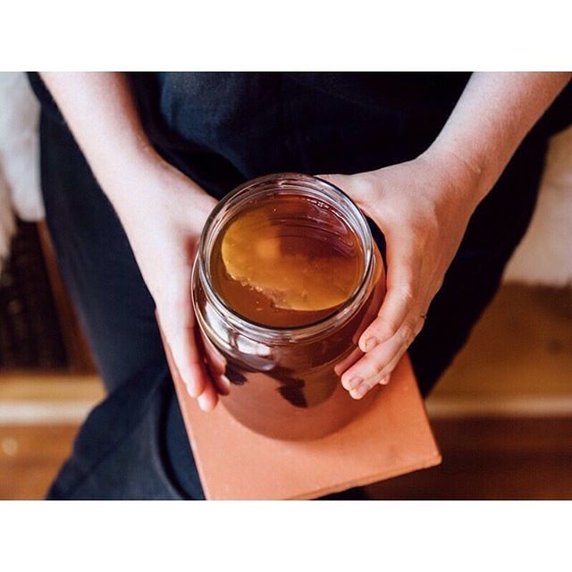 grownngathered's tweet photo. This week we took the kombucha that bit further - fermented it for that bit longer so it's super tart! .
We have been asked a few times how to make it tart and more tonic like - just ferment it for longer so the sugar gets more eaten up by the culture! 💥 https://t.co/ZdttILn82F https://t.co/ydtAh15fzS