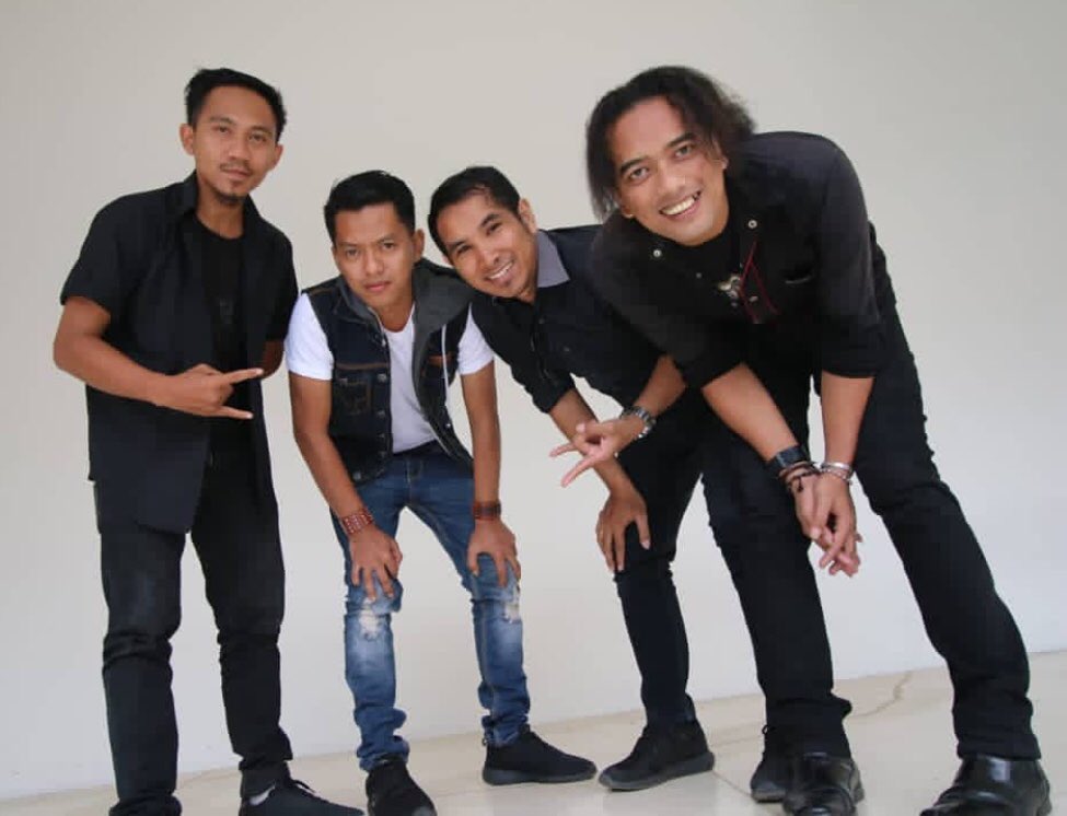 Waharjuna's tweet photo. #RRILiveMusicJktTM salah satu pengisi acara malam ini D’Friends Band https://t.co/vEzoYUVZOk