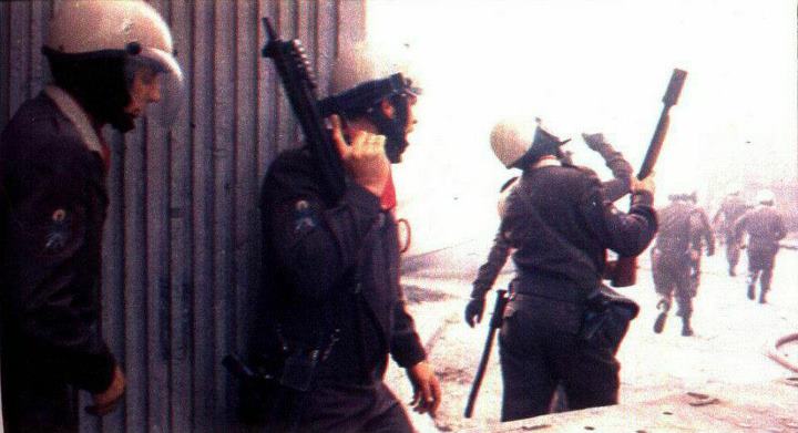 Antifaxismoa's tweet photo. 1984-11-23 Tal día como hoy hace 36 años muere de infarto en los astilleros #Euskalduna de #Bilbao el trabajador Pablo González Larrazabal al huir de una persecución policial
Disparos de ametralladora, pistola, lanzamiento de pelotas y botes de humo

https://t.co/jCn8wS13Xq