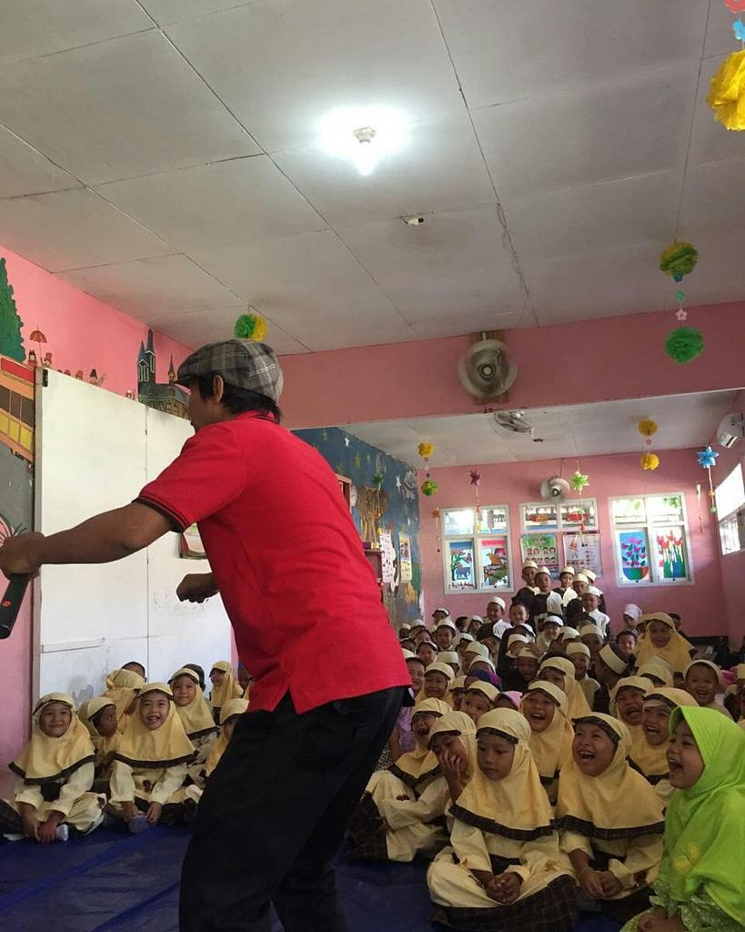 awandongeng's tweet photo. Blusukan selanjutnya di TK. Rahayu Surabaya. Waow jumlah muridnya 130 an.

Pecaahhhh, dah semangatnya. 

#tukangcerita
#blusukan
#haridongengnasional2018 
#tukangcerita_institut
#kakawan
#pakraden
#siunyil 
#kanakkanakbahagia https://t.co/3VoV3sE5hI