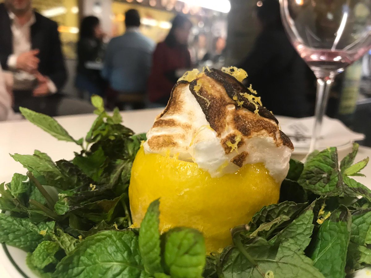 carlesabellan's tweet photo. Si la vida te da limones… 🍋 Nosotros lo convertimos en un rico postre 🍰 ¡excelente para culminar una cena de tapeo! Ven a #Tapas24 y pruébalo. #carlesabellan #cocinadeproducto https://t.co/kBLzW0wkbR