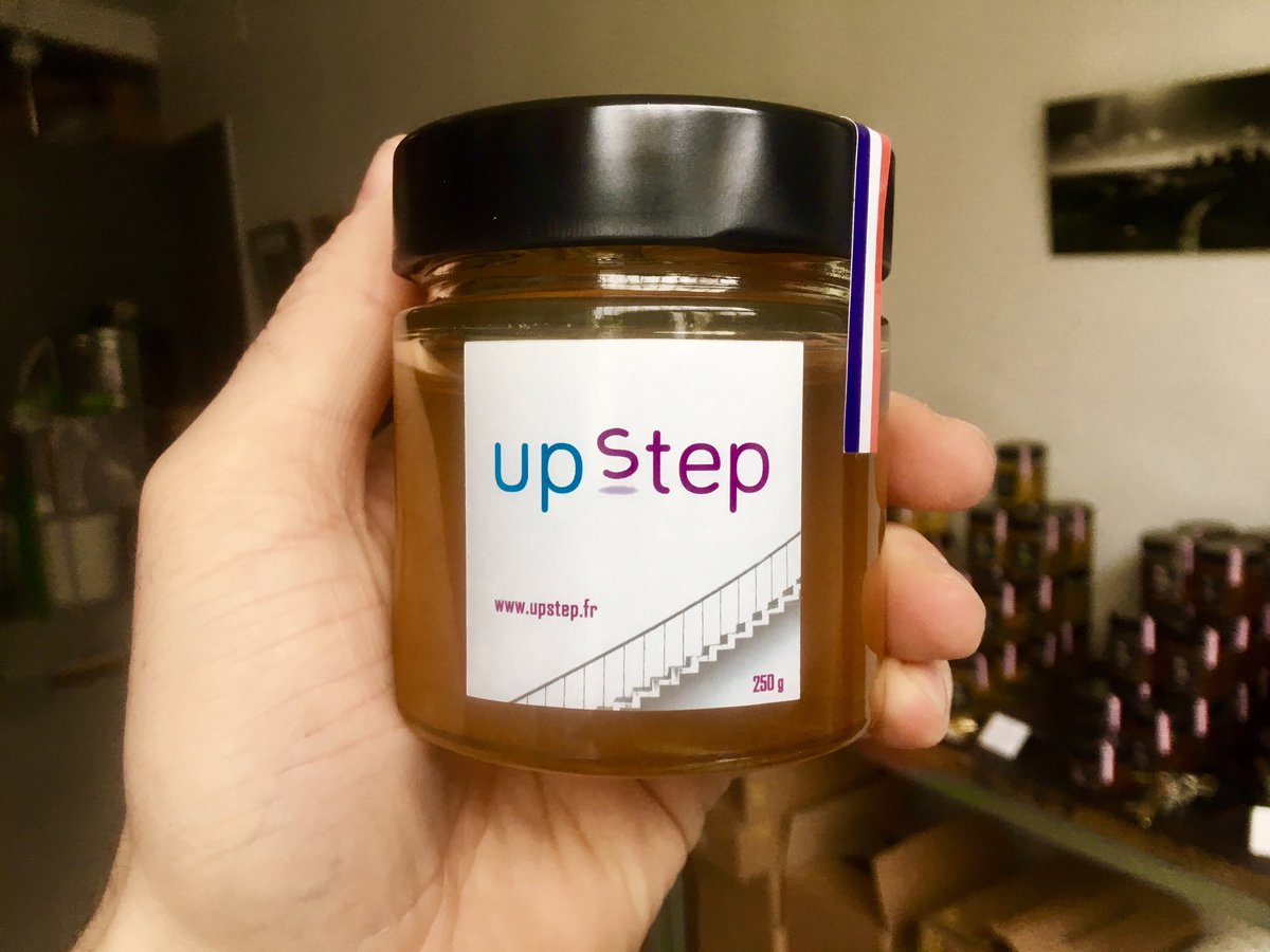AbeillesEt's tweet photo. Nous remercions “upstep” qui parraine une de nos ruches et soutient à la préservation de la biodiversité ! Nos abeilles 🐝 vous remercie ! Bonne dégustation 🍯 @upstep_lyon #miel #parrainage #apiculture #upstep #abeilles #abeille #biodiversité https://t.co/VlluMepMpW