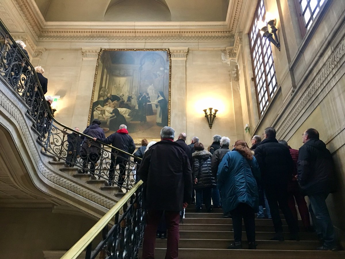 Sdra_B's tweet photo. C’est parti pour la visite privée de l’école de médecine @UParisDescartes organisée par le magazine @NotreTemps pour 30 de ses lecteurs, accompagnés par @MarieGualbert https://t.co/8B8ZL4xuMr