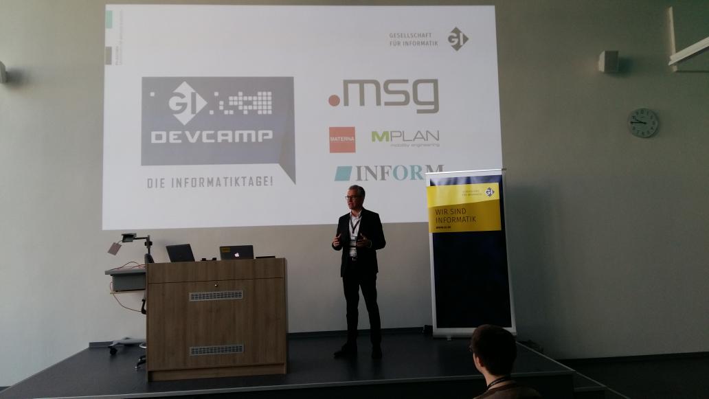 informatikradar's tweet photo. Martin Wolf von der FH Aachen und #GI-Vorstandsmitglied eröffnet das #devcamp18 in Aachen. https://t.co/LzBdvVJgso