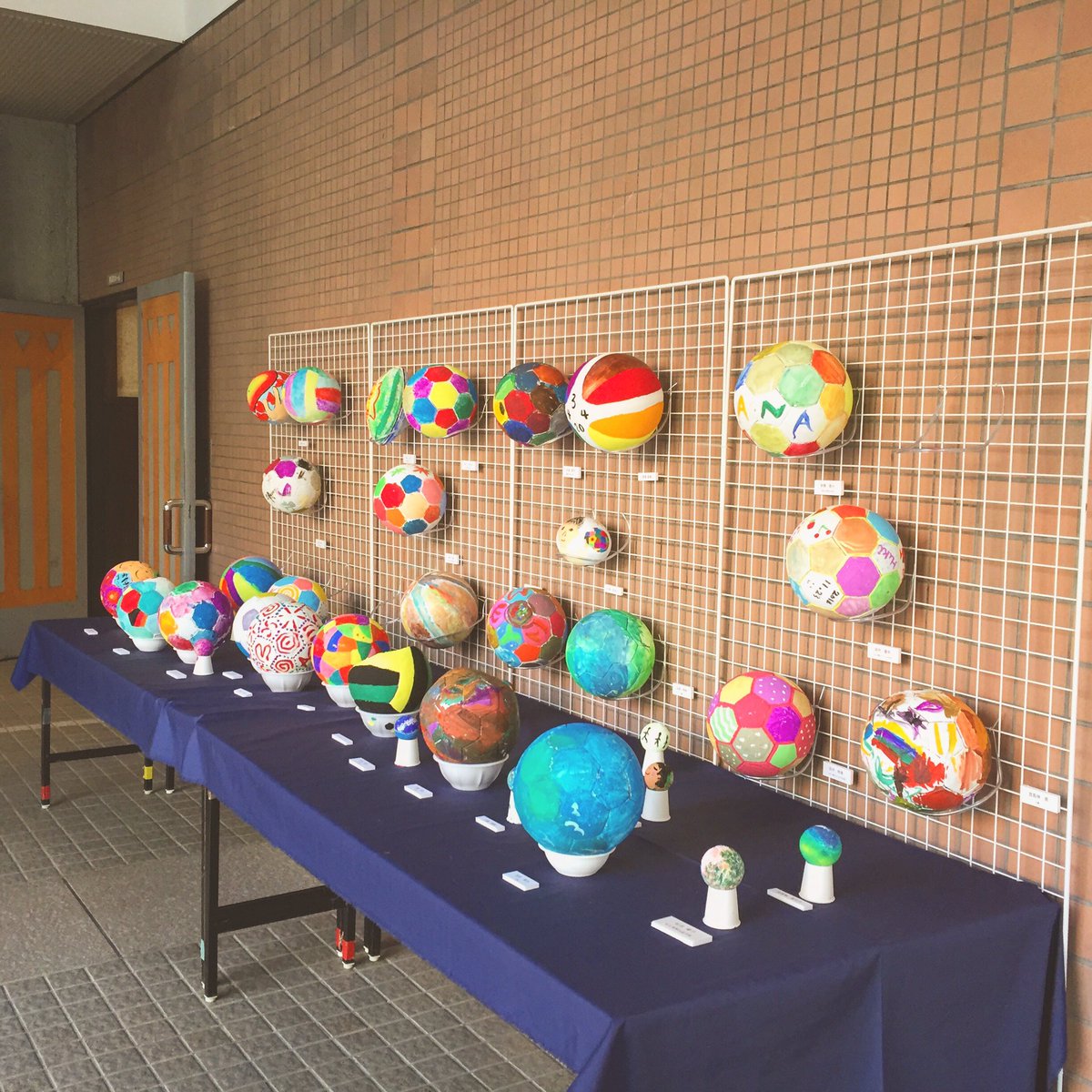 rab_2020's tweet photo. ibp2020平成30年度茨城県文化プログラム事業
牛久生涯学習センターで描いたアートボールの作品は１２月２日(日)までうしく現代美術展入り口にて展示されています！
是非足をお運びください☀️
#文化プログラム　#rab2020 #いばらき文化 #リボーン・アートボール #東京２０２０ #文プロ https://t.co/88GaHyeQPo