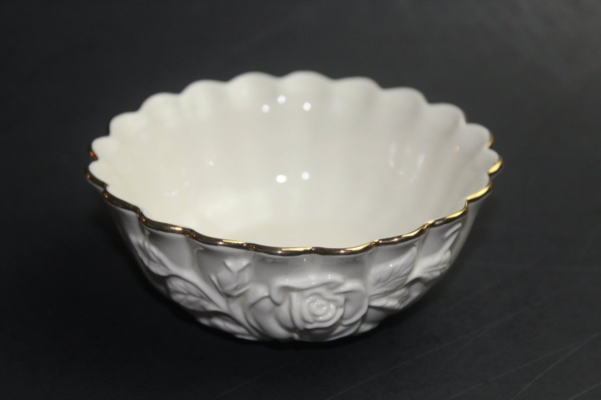 Wisdom_Lane's tweet image. Collectible Circa 1990s LENOX Ceramic Ivory Color With Gold Trim Trinket Bowl With Rose Pattern And Scalloped Motif tuppu.net/7cedf5e1 #WisdomLane #Etsy #RosePattern