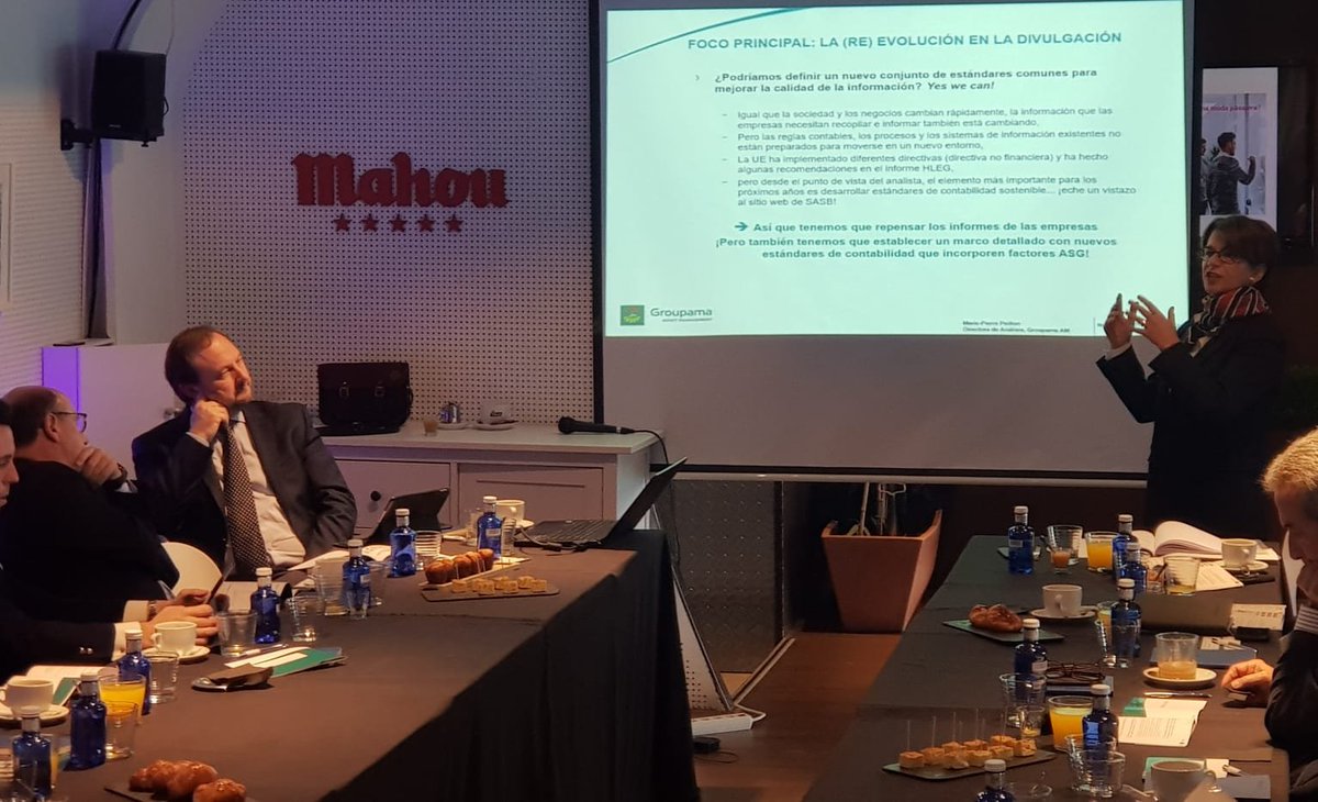 Qué interesante la idea que comparte Marie-Pierre Peillon de <a href="/GroupamaAM/">Groupama AM</a> en #desayunosISR sobre dónde poner el foco en el futuro desarrollo de la #inversiónsostenible:

☝#SIMPLIFICACIÓN

✌ (Re)Evolución e  la #DIVULGACIÓN a los inversores.

La clave: nuevos #estándares.