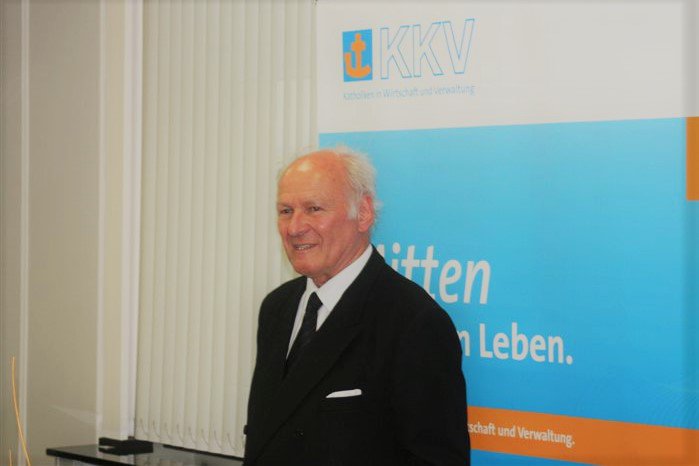 KKV sucht den Ehrbaren Kaufmann – „Auch des Nachts mit gutem Gewissen schlafen können“.  Mut, faire Führung, Familienfreundlichkeit und bürgerschaftliches Engagement  gefragt.  Mehr Infos und das Bewerbungsformular unter kkv-bund.de