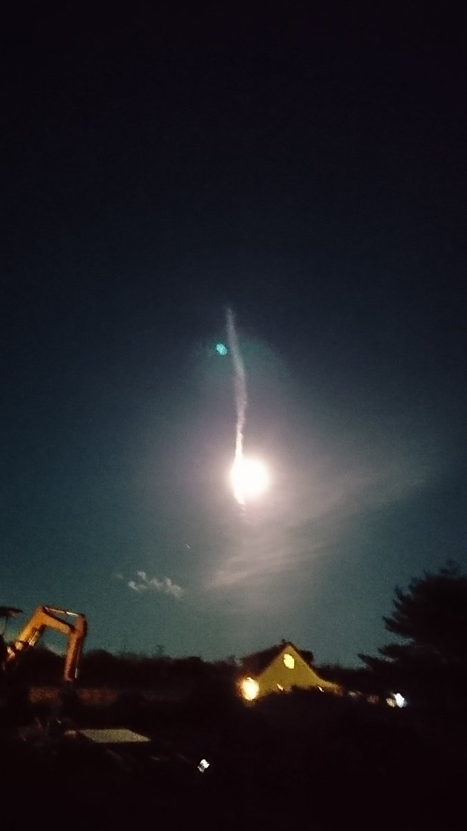 Emorima 満月と飛行機雲