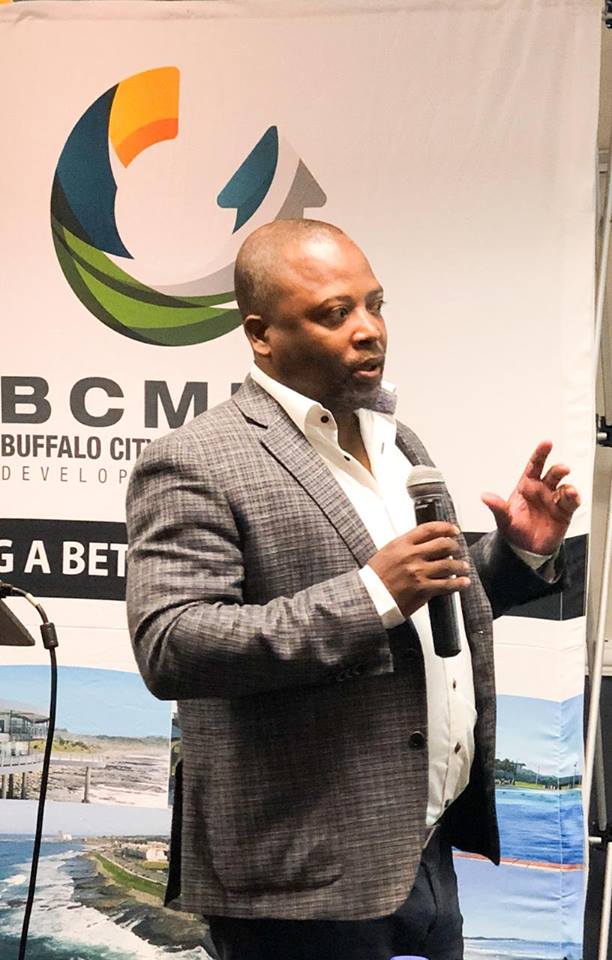 _BCMDA's tweet photo. Izak Peterson the CEO of Dipula Income Fund and Chairman of the SA Reit Association engaging on property development opportunities. He emphasized on fighting crime and improving town planing in Buffalo City to attract  investors and enhance business opportunities. https://t.co/N6saHHBvWT