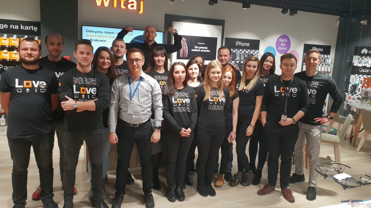 Guzik1st's tweet photo. Dzisiaj #BlackFriday a my startujemy w nowej odsłonie❤️ czeka na Was uśmiechnięta załoga i masa promocji! Zapraszamy do #GaleriaKrakowska poziom -1🖐 https://t.co/Gym4gZQSCp