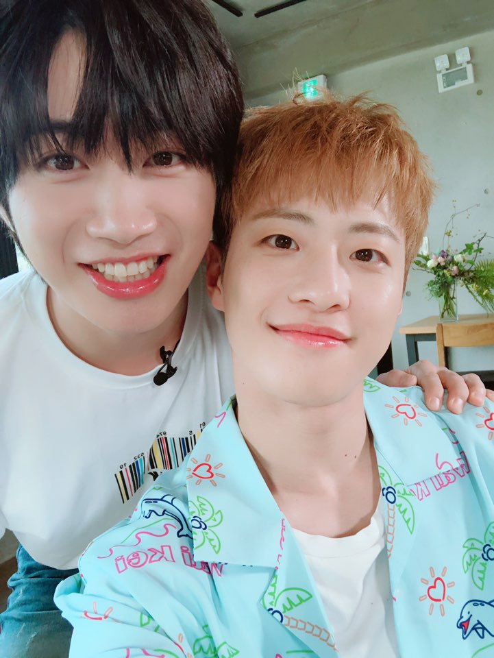 [📣]

잠시 후 8시에 유앤비가 출연하는 셀피 다이어리 마이 드로니 3화가 VLive에 공개됩니다.

불금에 안구정화가 필요하신 유앤미👀
그렇다면 필독과 대원을 보면서 안구정화할 유앤미는 바로 링크  Click🖱 해주세요🙏🏻

🔗vlive.tv/video/99521

#유앤비 #UNB #필독 #대원
#마이드로니