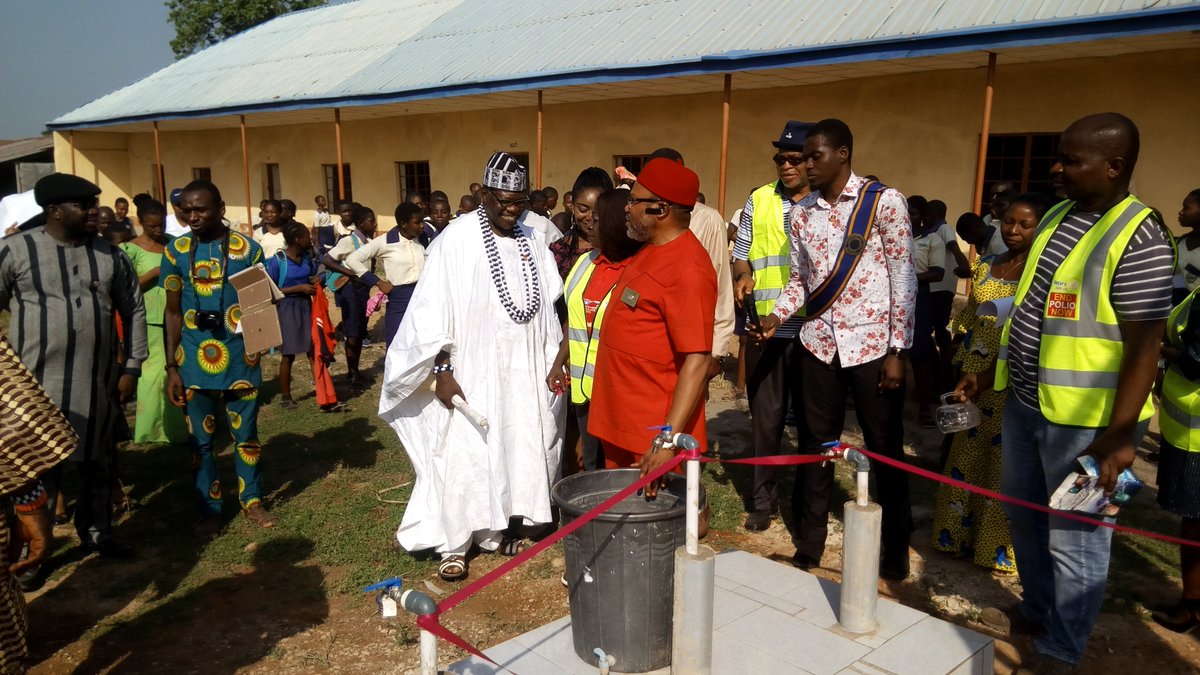 RotaryClubMkd's tweet photo. The District Governor, D9125 Nigeria, Chief Elvis Chibiko Chukwu commissions a water project executed by @RMakurdi. https://t.co/FfrG1bZNBT