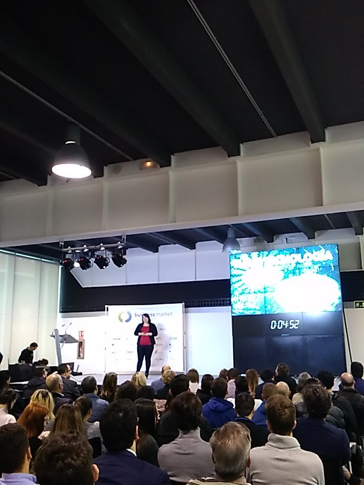 businessmarket_'s tweet photo. Nathalie Zink de @Anfechem expone su proyecto dedicado a la producción y venta de moléculas y polímeros con alto valor añadido que presentan propiedades eléctricas, ópticas y/o magnéticas inusuales para aplicaciones en biotecnología, nanotecnología y salud. #BusinessMarketElche https://t.co/YF6nqofvW0