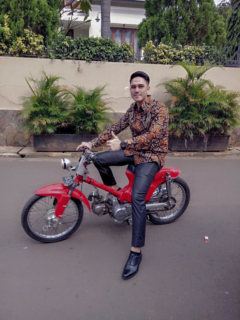FuadiBondan's tweet photo. Jangan di contoh ya bawa motor gak pakai helem jauh dekat harus pakai helem 😎

#jalanjalan 
#motorjadul https://t.co/JJ3a93BLDG