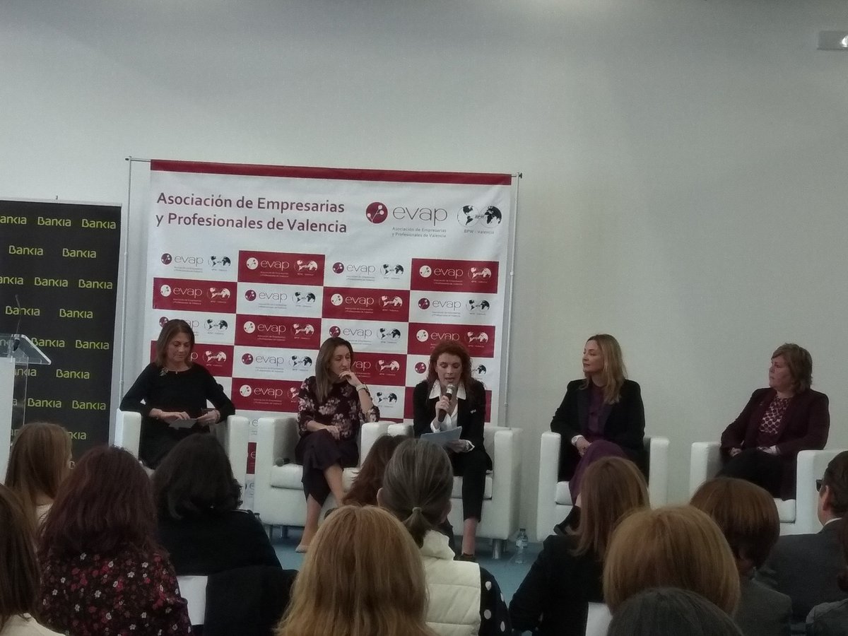 EVAPasociacion's tweet photo. @Coralneuropsico da entrada a nuestra Mesa Redonda. Participan @GraciaBurdeos de @SPB_Spain, @yolanda_t_p de @istobal_es, Pepa Torres de #Walkerpack y #LeonorSáiz de #GrupoMartinez. Modera @DeltellDiaz #MujeresInspiradoras https://t.co/hxLy53KCu7