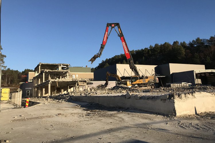 Forsvarsdepartementet har gjeve Forsvarsbygg i oppdrag å riva depotbygget på Haakonsvern i Bergen. Dei siste vekene har tre store gravemaskinar gått laus på den nær 60 år gamle bygninga. Sjå video og les meir om prosjektet her: forsvarsbygg.no/no/nyheter/jam… @Veidekke_ASA