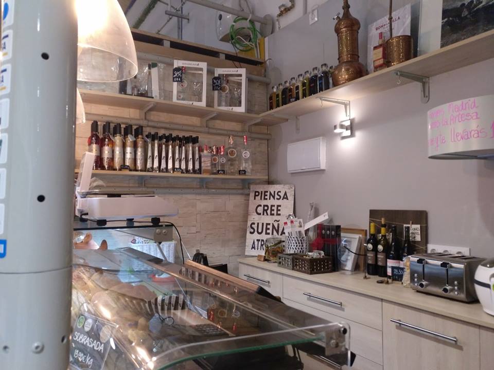 Una nueva etapa comienza, a partir de ahora puedes encontrarnos en el stand de <a href="/La_Artesa/">La Artesa Alalpardo</a> en la #ZonadeProductores del <a href="/MVallehermoso/">Mercado Vallehermoso</a>. Pásate, disfruta de los mejores embutidos artesanos y marídalos junto a nuestros licores. 
<a href="/DiadelaCosecha/">Dia de la Cosecha</a> 

#Ginbear #licores #RondelaVilla