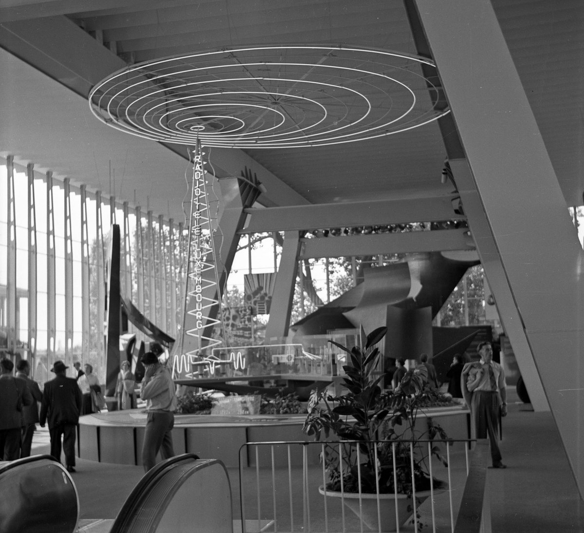 Wir gratulieren 🍾🎓: Katja Berg hat erfolgreich ihre Promotion über das Konkurrenzverhältnis zwischen "Radio Luxembourg" und dem Hörfunk der ARD abgeschlossen. Sie zeigt, wie der Rundfunk vom Kulturgut zum Wirtschaftsgut wurde: bit.ly/2FBuMNN
#Mediengeschichte #phdchat