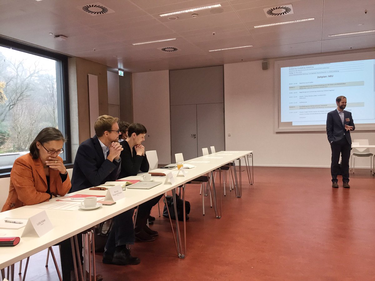 UniBib_MR's tweet photo. Es geht los - Workshop des Repositoriums für Medienwissenschaft media/rep/@UniBib_MR @Uni_MR #mediarep #workshop #universitätsbibliothek Prof. Malte Hagener begrüßt die Teilnehmer https://t.co/8NxTeQOJoG