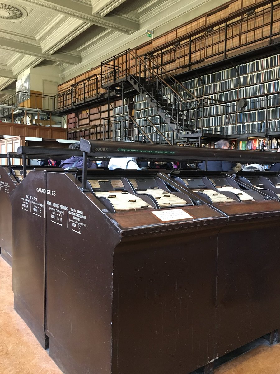 Sdra_B's tweet photo. Suite de la visite privée de l’école de médecine @UParisDescartes organisée par @NotreTemps dans la bibliothèque ! 📔📕📗 https://t.co/CRNlO0K4Aw