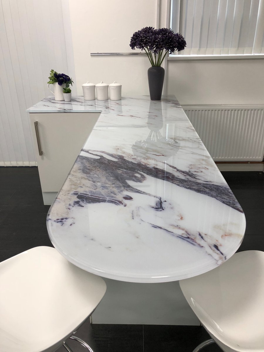 scountiesglass's tweet image. Nothing can beat a simple classic and this beautiful marble design printed glass breakfast bar certainly ticks all the boxes. @richardosbourne 
#kitchendesign #homeinteriors #glasssplashback #glassworktops #marble #digitalprinting #classic