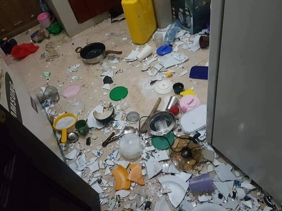 Afri_shere's tweet photo. She Did this to his Apartment Because she saw Nude pictures of another Lady in his Phone. He tried explaining but she wasn't having any of it. She destroyed his house when he left for work.

Right Or Wrong? https://t.co/1eDz6btLkp via @VictorViruss