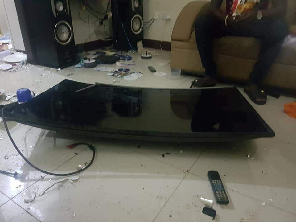 Afri_shere's tweet photo. She Did this to his Apartment Because she saw Nude pictures of another Lady in his Phone. He tried explaining but she wasn't having any of it. She destroyed his house when he left for work.

Right Or Wrong? https://t.co/1eDz6btLkp via @VictorViruss