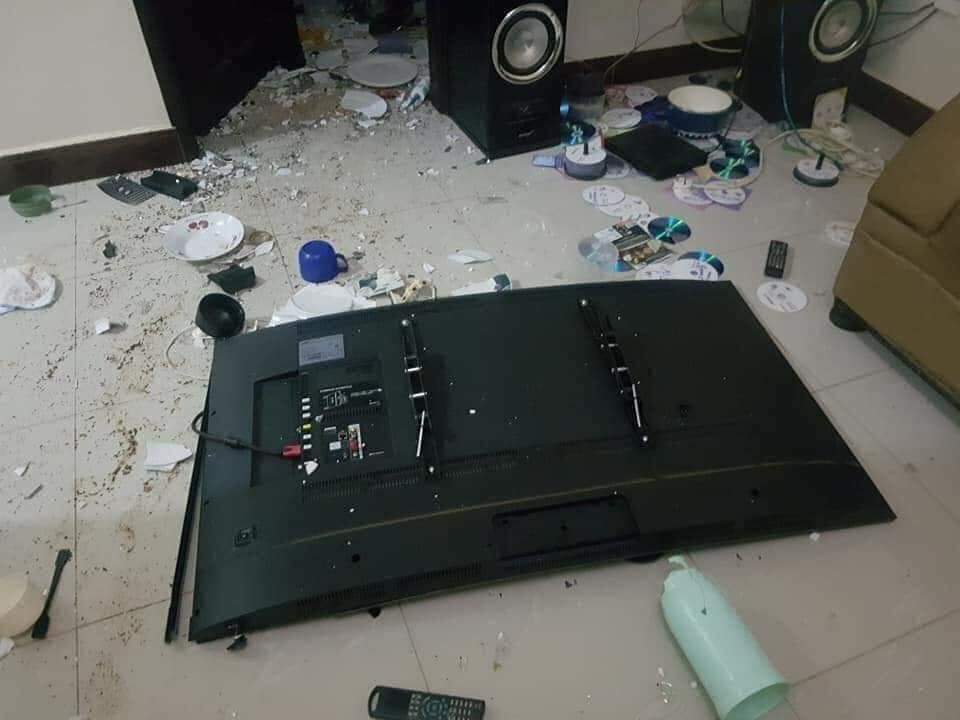 Afri_shere's tweet photo. She Did this to his Apartment Because she saw Nude pictures of another Lady in his Phone. He tried explaining but she wasn't having any of it. She destroyed his house when he left for work.

Right Or Wrong? https://t.co/1eDz6btLkp via @VictorViruss