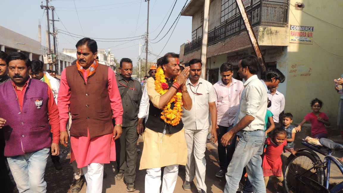 श्री जयभान सिंह पवैया जी ने वार्ड क्रमांक एक में लक्ष्मीपुरम और  इस्लामपुर में जनसंपर्क किया इस दौरान वहां निवासियों ने जयभान सिंह पवैया  जी का भव्य स्वागत किया
#Fir_Pawaiya_Fir_Shivraj #TeamJBSPawaiya