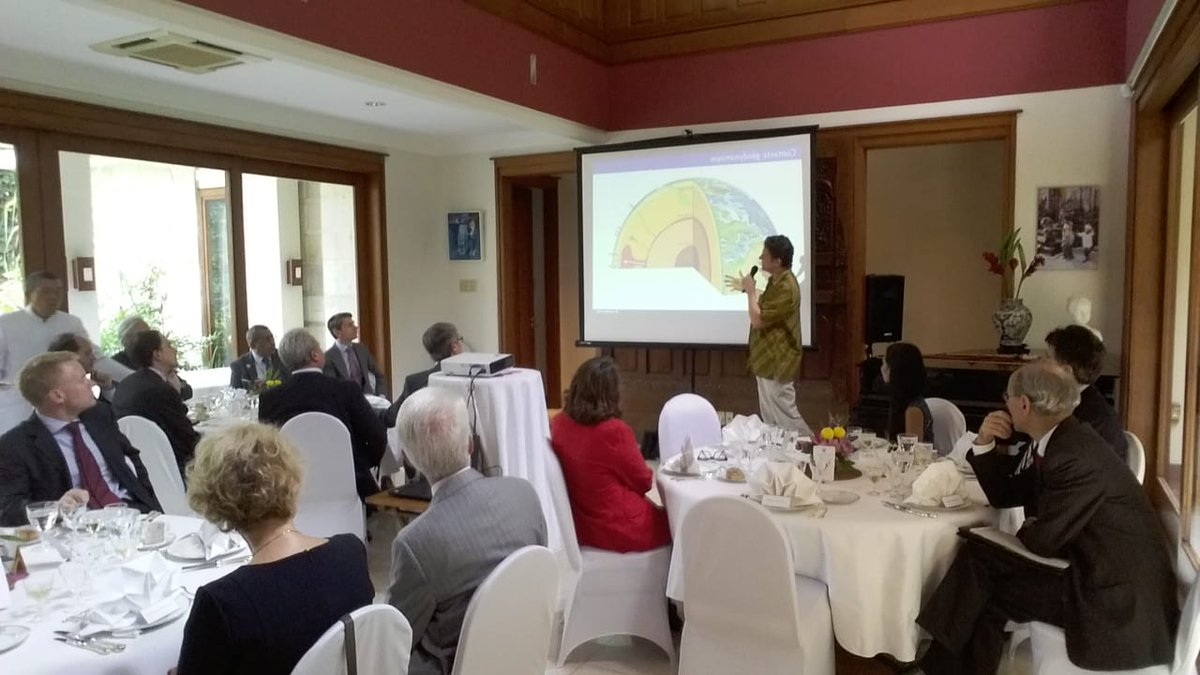 JCBerthonnet's tweet photo. Merci au géophysicien François Beauducel de son exposé et de ses réponses très claires sur le séisme et tsunami de #Palu et #sulawesi centre, à l'occasion du déjeuner du "club des ambassadeurs francophones". https://t.co/wTHnPkx1Kv