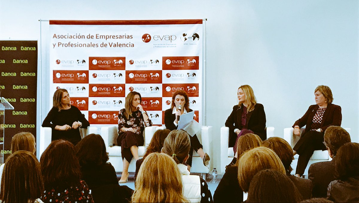lamardeana's tweet photo. Estas mujeres nos inspiran. Hablando del impacto de la tecnología en la industria con @GraciaBurdeos @SPB_Spain, Pepa Torres de #WalkerPack, Leonor Saiz @EmbMartinez y Yolanda Tomás de @istobal_corp #Cobots #IA #Lobby #BigData #MujeresInspiradoras @inspiradas_ https://t.co/7kCMBG0oKv
