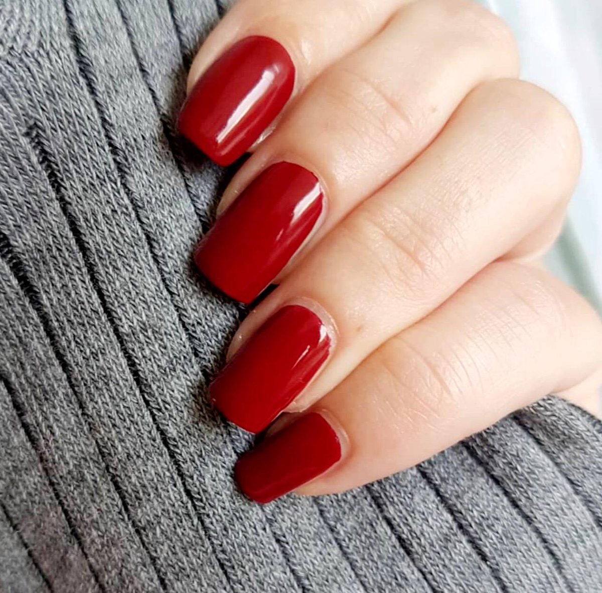 essie's tweet photo. the perfect wintery red ❤️ @battlecatletters wears #hearmeaurora from #essiewinter2018 https://t.co/976x2JhCmN