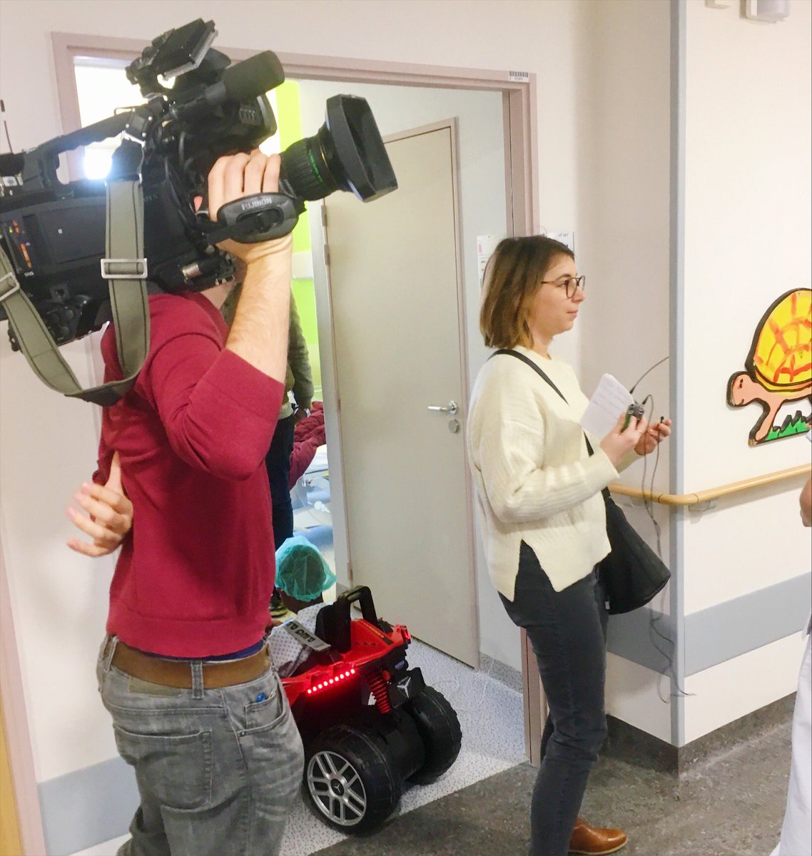 CHUdeReims's tweet photo. Ça tourne au @CHUdeReims ! Reportage @France3CA avec @CecileBanasik. A visionner ce soir 19h dans le 19/20. 
Merci encore à @PicWic pour le don  au @FondsdactionCHU d’une voiturette pour le trajet des enfants jusqu’au bloc opératoire. https://t.co/ZPvyI3HTE8