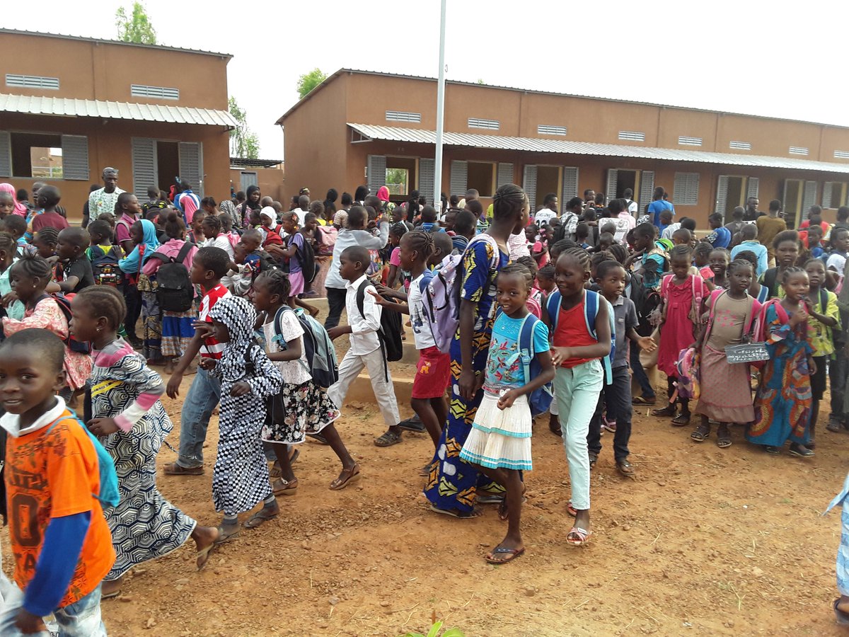 vesosmali's tweet photo. Un jour de rentrée des classes à l'école de Khouloum: 
 @vesosmali une #Ecole fondamentale Khouloum, équipé avec une #bibliothèque #numerique et une salle #informatique moderne accès à une #education de qualité   plus fort taux d'élèves #filles inscrites @SOSVE_FRANCE @SOSCVWCAF https://t.co/2DXfqRge7W