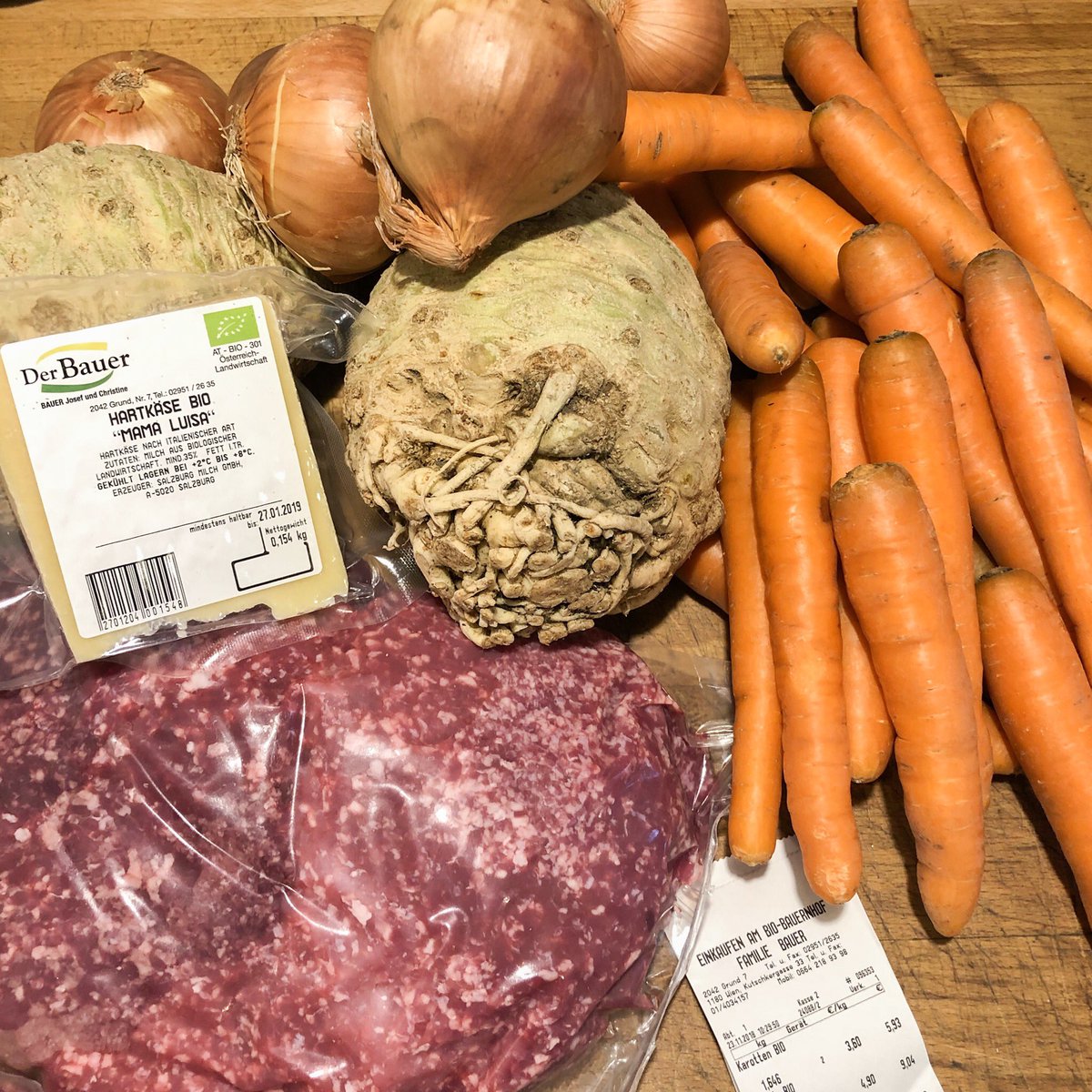 chritam's tweet photo. Wenn man am Abend Lasagne mit Ragù Bolognese nach Marcella Hazan krendenzen möchte, muss man früh anfangen. #jetzt #6Stunden
#allesbio vom #DerBauer am #Kutschkermarkt https://t.co/FQ5lMklV2S