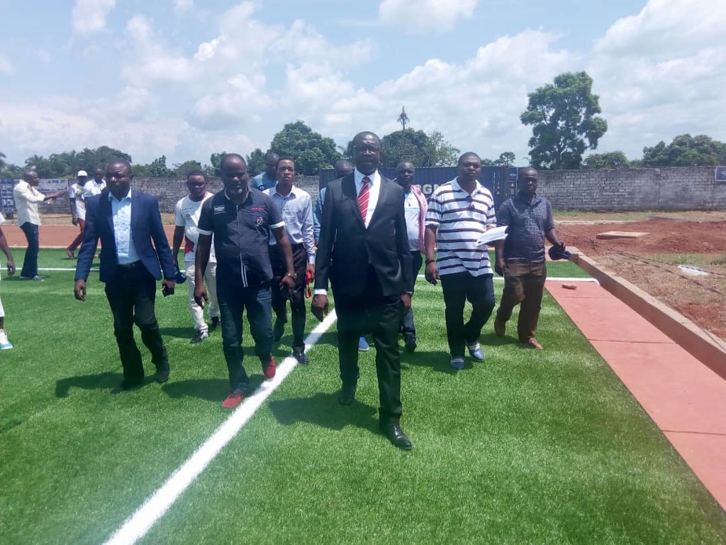 MinSport_Loisir's tweet photo. Il l’a dit, il l’a fait ! L’air de jeu du stade du 6 Mai de #BandunduVille totalement couvert d’une pelouse synthétique grâce à  Maître Papy #Niango @Pniango @PrimatureRDC @Presidence_RDC @fecofa_kinshasa #RDC #DRC https://t.co/f0NAeGXMCz