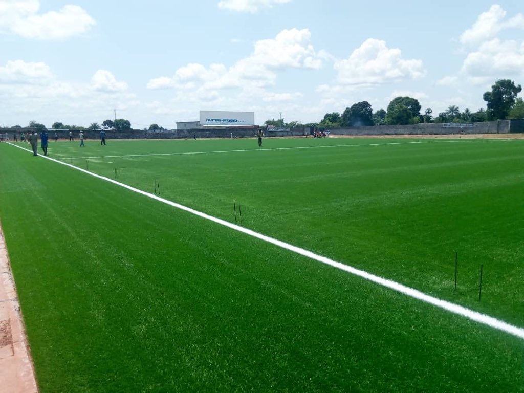 MinSport_Loisir's tweet photo. Il l’a dit, il l’a fait ! L’air de jeu du stade du 6 Mai de #BandunduVille totalement couvert d’une pelouse synthétique grâce à  Maître Papy #Niango @Pniango @PrimatureRDC @Presidence_RDC @fecofa_kinshasa #RDC #DRC https://t.co/f0NAeGXMCz